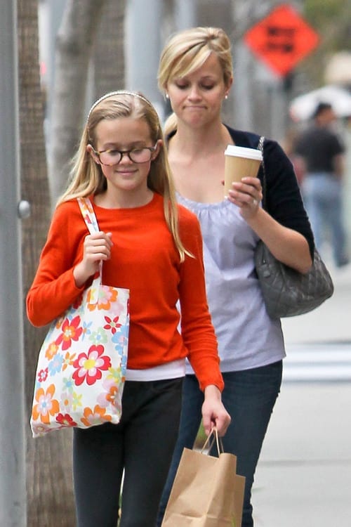 **EXCLUSIVE** Reese Witherspoon and her daughter Ava Elizabeth walk back to their car after having lunch at a Beverly Hills cafe