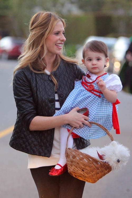 Sarah Michelle Gellar takes Charlotte Trick or Treating